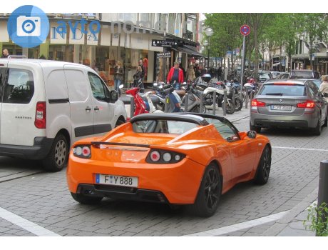 F Y 888, Tesla Roadster