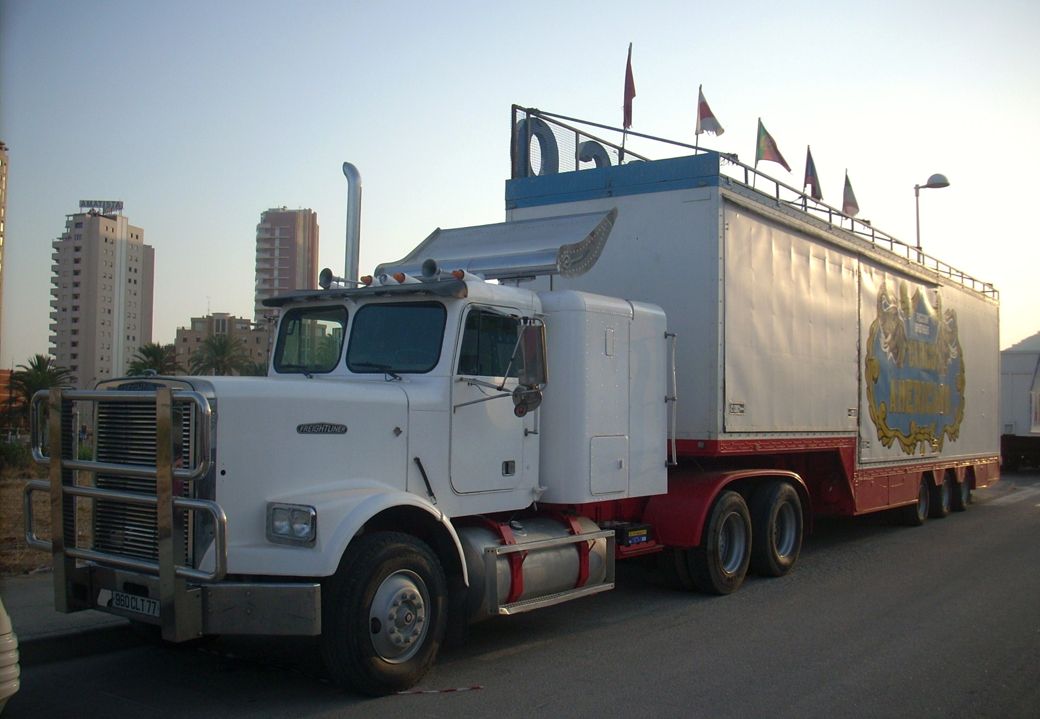 960 CLT 77, Freightliner FLC 