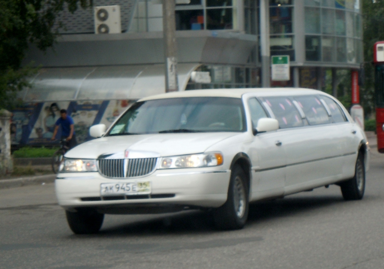 ак 945 е 35, Lincoln Town Car 3rd gen (FN145), 1997–2003
