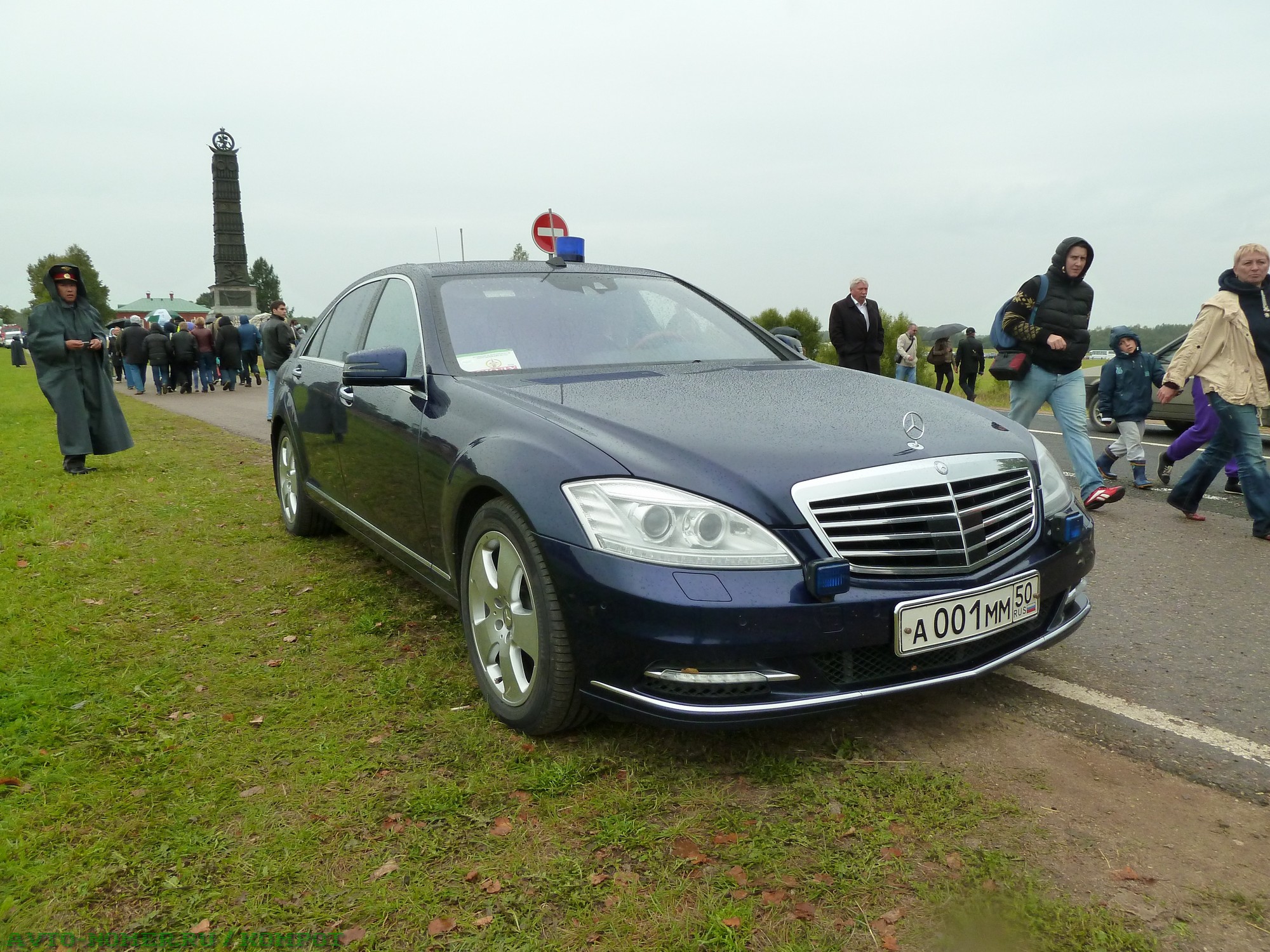 Номера правительства россии. Мерседес w220 с мигалками. Мерседес 500 s с мигалкой. 220 Мерседес с мигалкой. Кортеж Глеба Никитина.