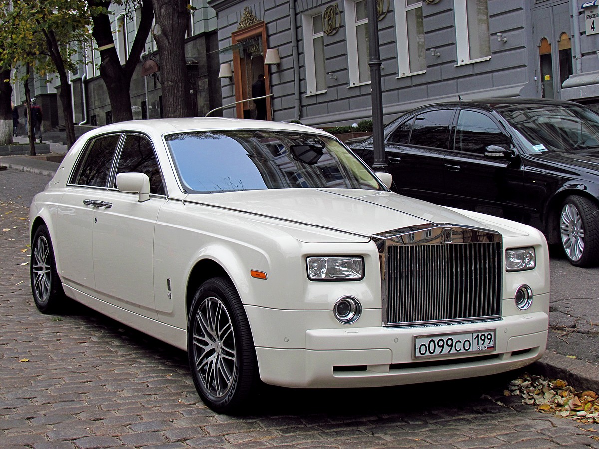 Белый роллс. Rolls Royce Phantom 7. Роллс Ройс Фантом в России. Rolls Royce в481ус. Роллс Ройс с001сс97.