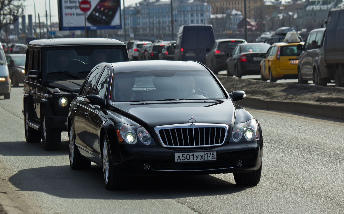 Сопровождение в москве. Майбах 62s кортеж. АМР 178 Maybach. Майбах 62s сопровождение. Майбах 62 охрана.