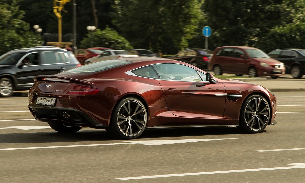 Aston Martin Vanquish розовый