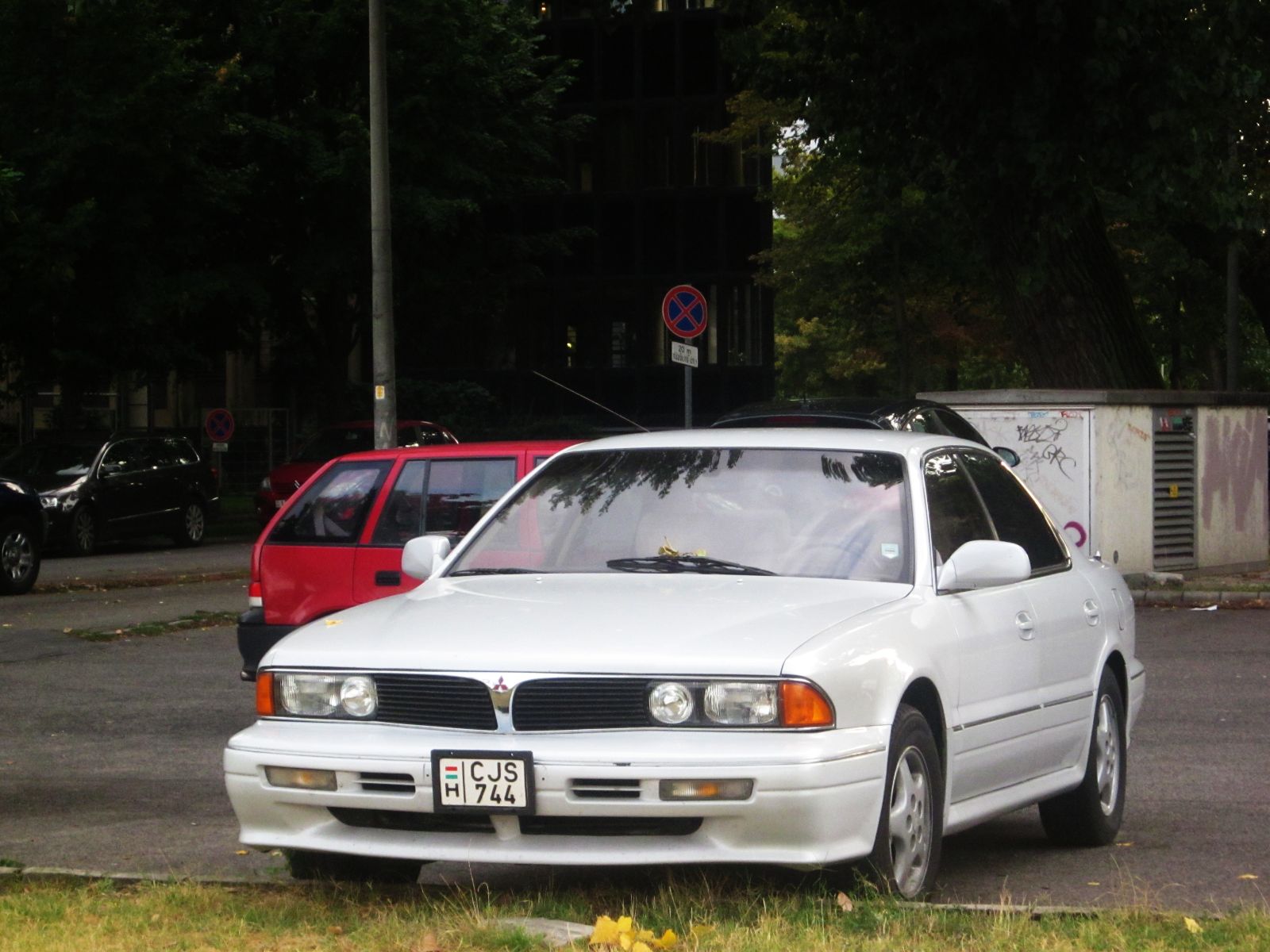 CJS-744, Mitsubishi Diamante 1st gen Sedan (F1/F2), 1990–1995