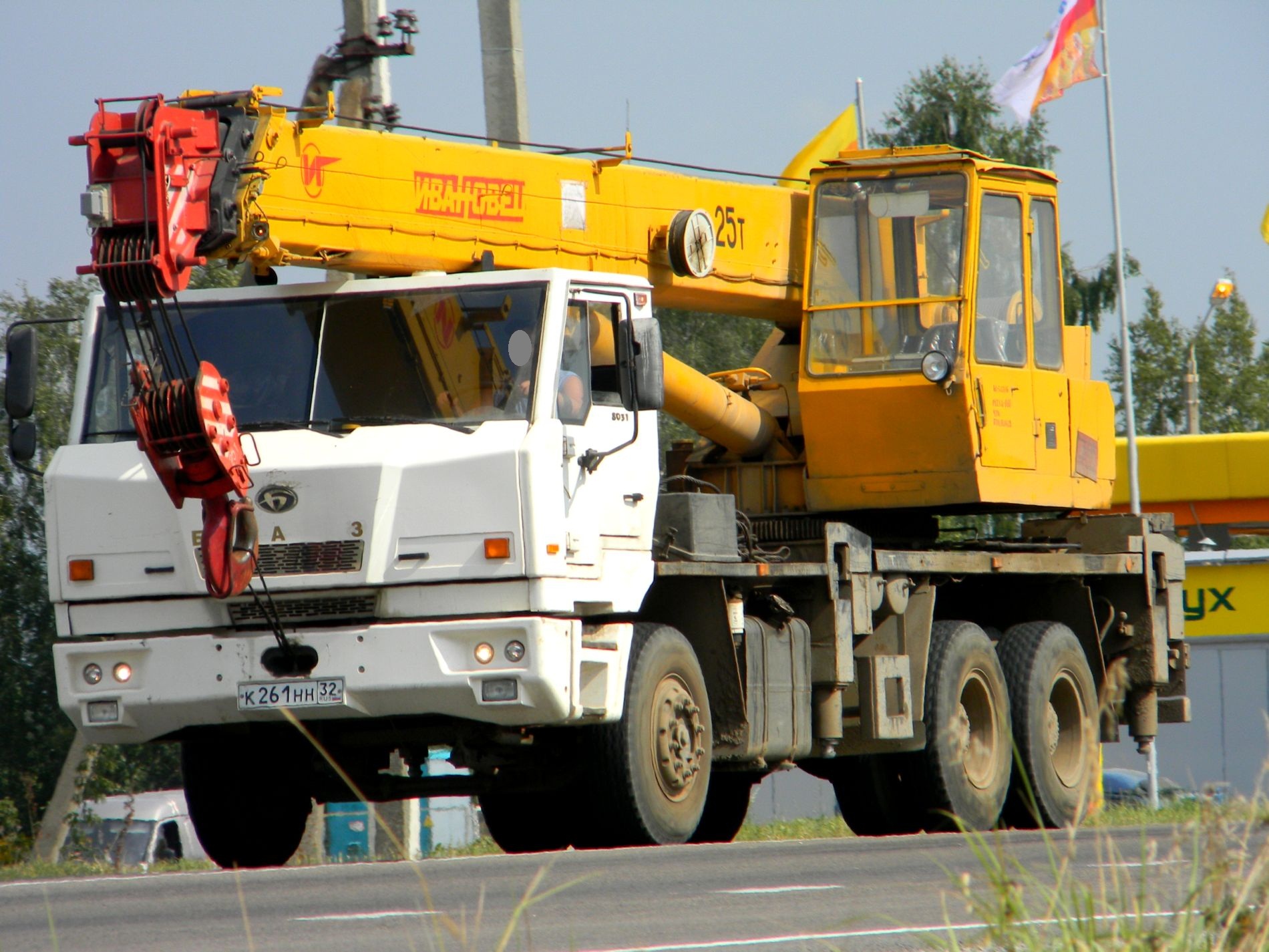 Автокран на базе баз. Ивановец КС-59712. БЗКТ Брянский завод колесных тягачей. БЗКТ (баз)-8027. Специальное крановое шасси баз-8027.