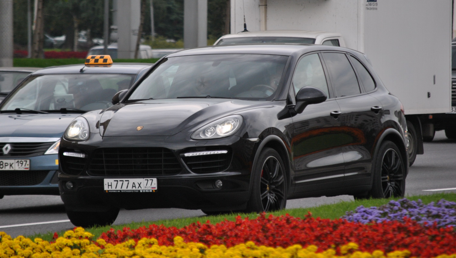 Машина номер 58. Porsche Cayenne 77. Porsche Cayenne 777. Porsche Cayenne 111. Порше Кайен с номерами 777.