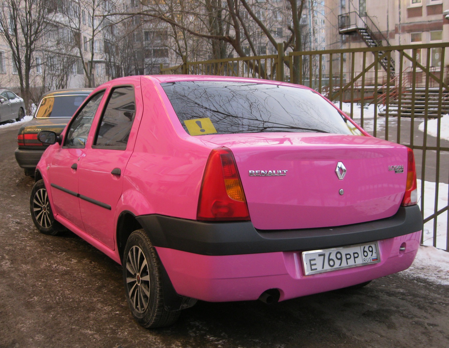 Renault Logan Р¶РµР»С‚С‹Р№