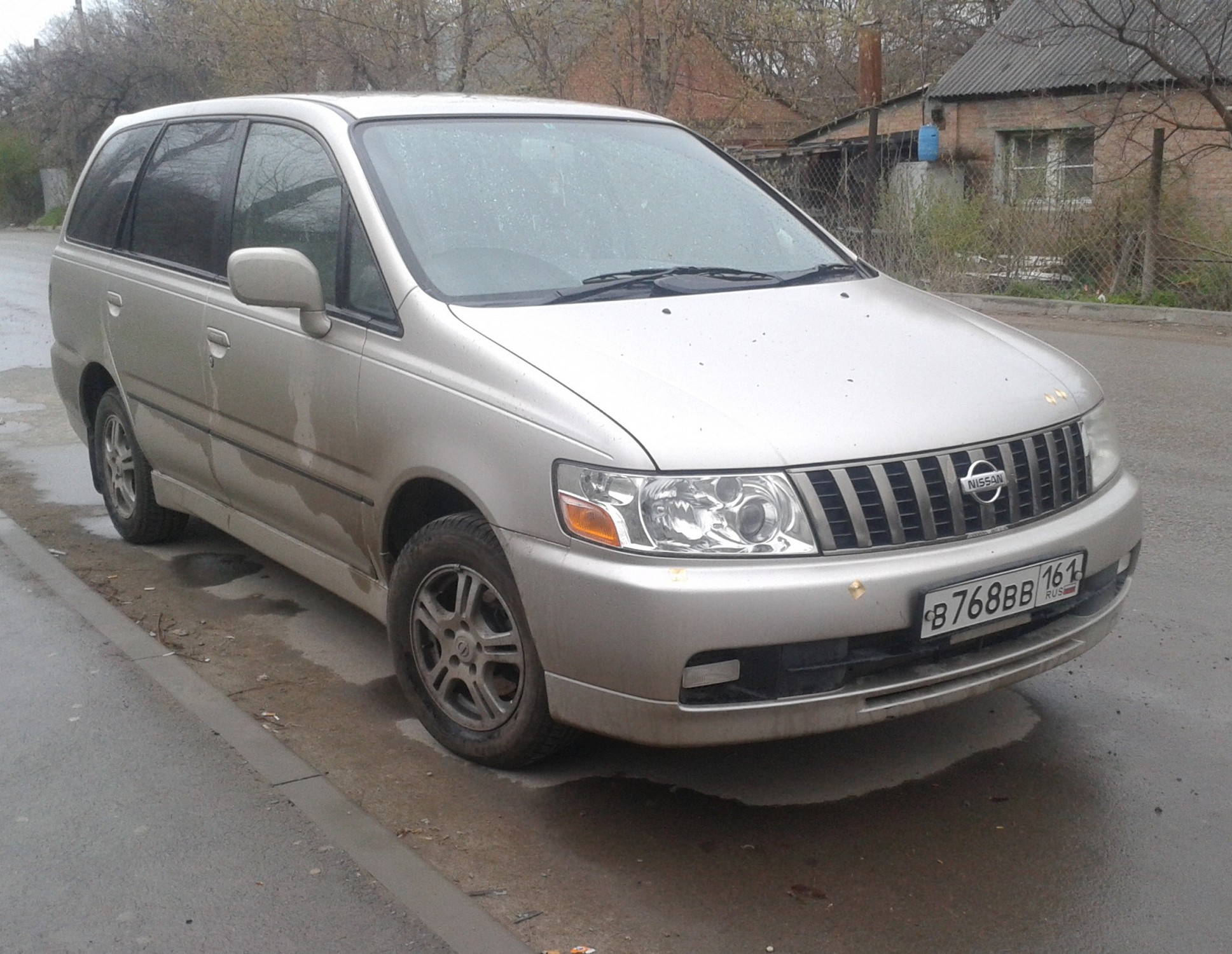 Nissan bassara фотографии