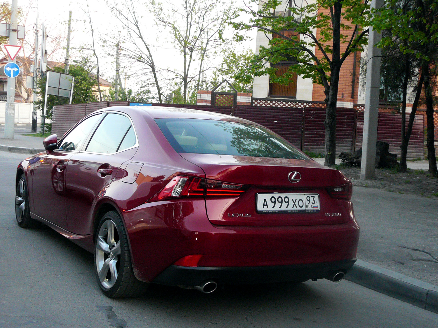 Lexus is 250 красный матовый