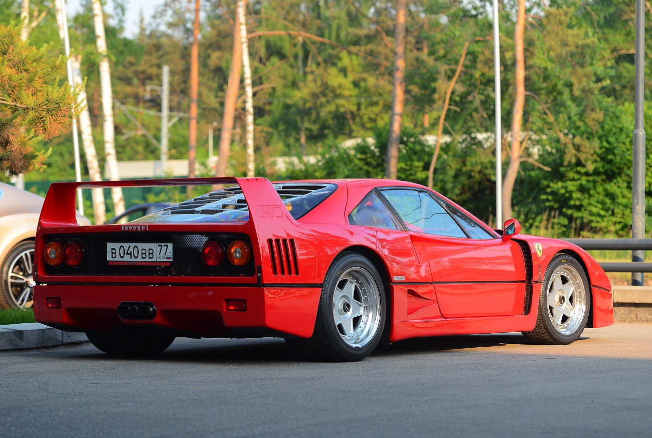 Ferrari f40 в гараже