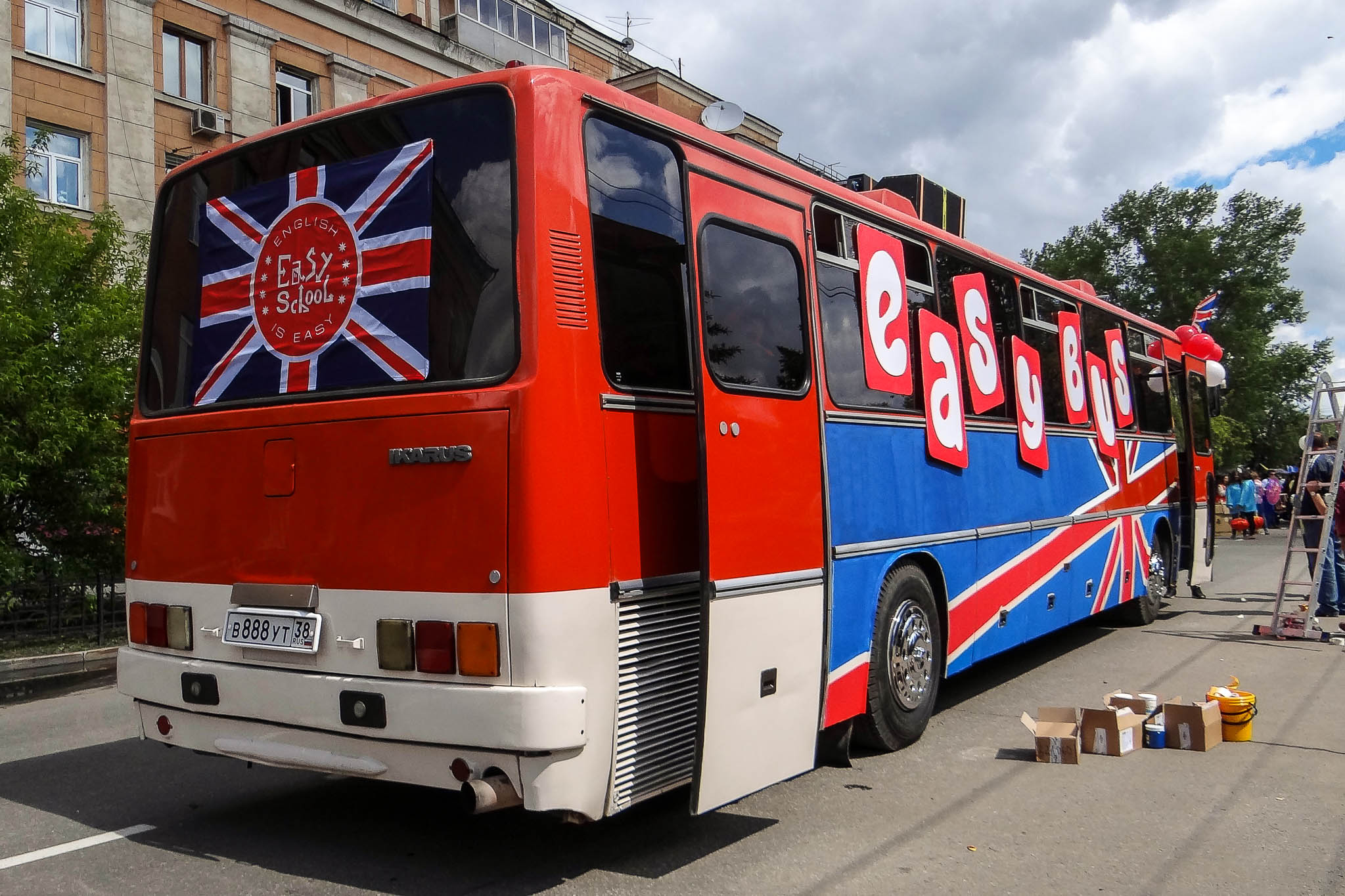 в 888 ут 38, Ikarus 250 