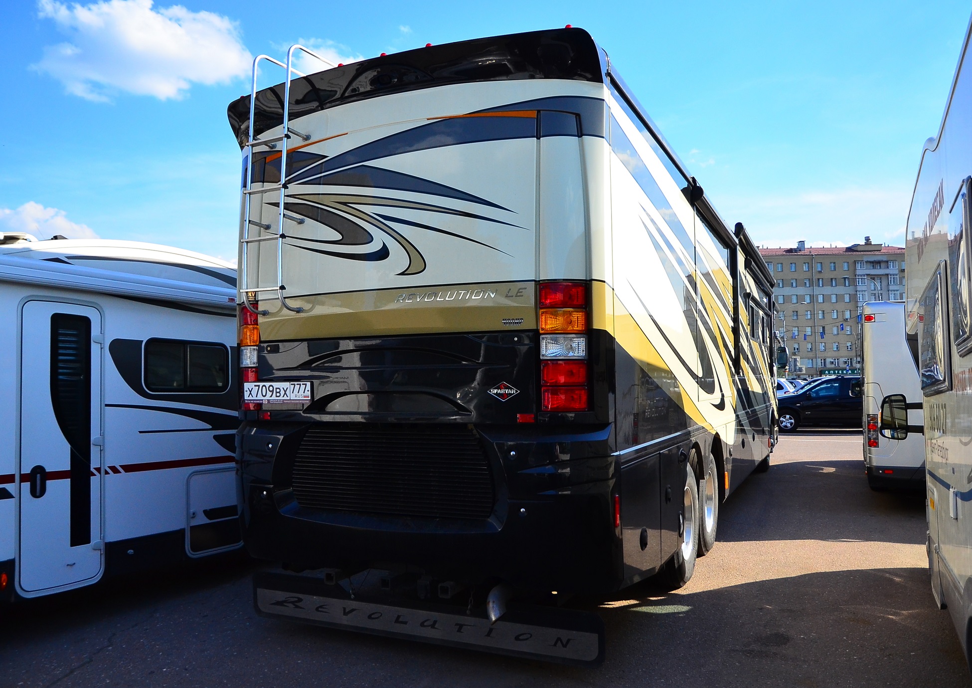 х 709 вх 777, Fleetwood Revolution 