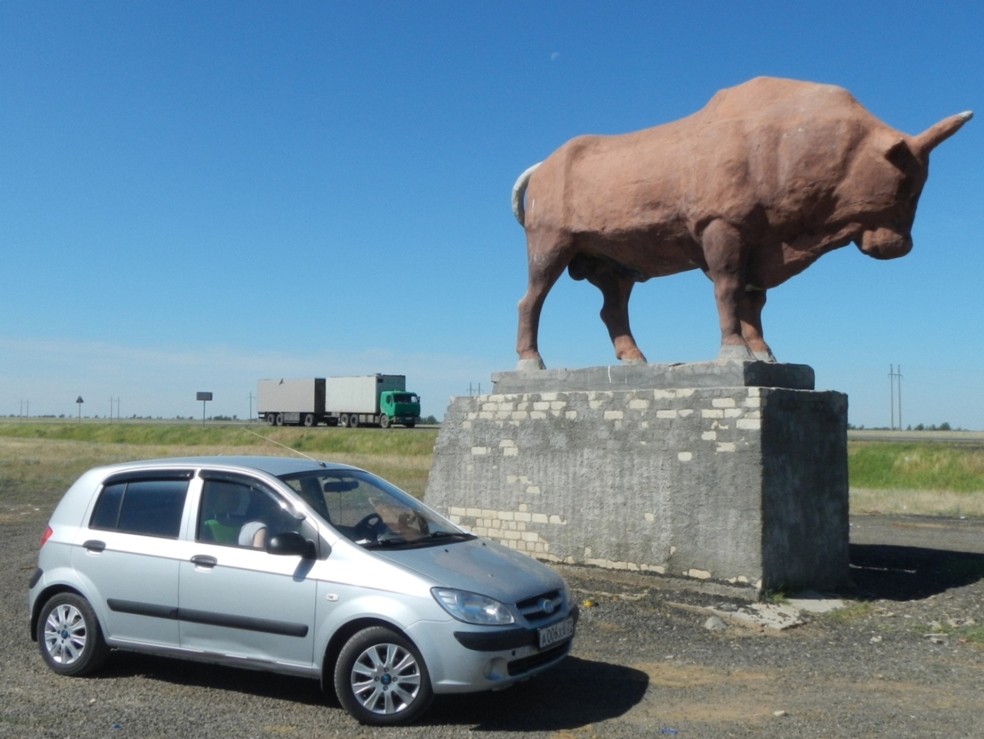 Бык на какой машине. Грузия Гардабани монумент бык. Статуя быка Джандари. Элиста бык.