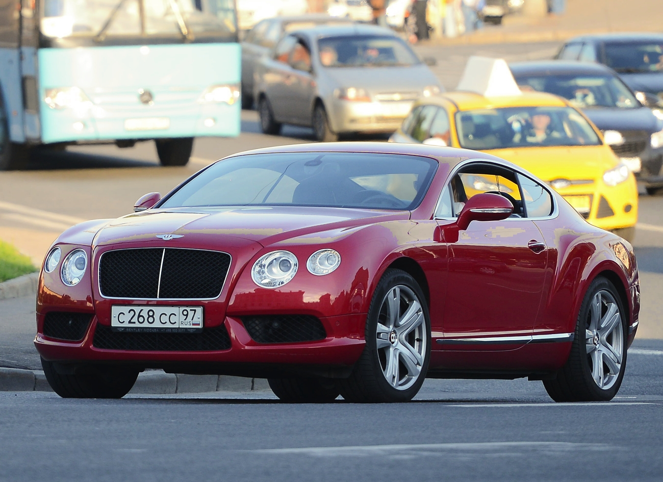 Узнать какая машина. Машина Роберта Дауни Bentley. Какой автомобиль купить. Бентли Роберта Дауни младшего. Миллиардер на Бентли.